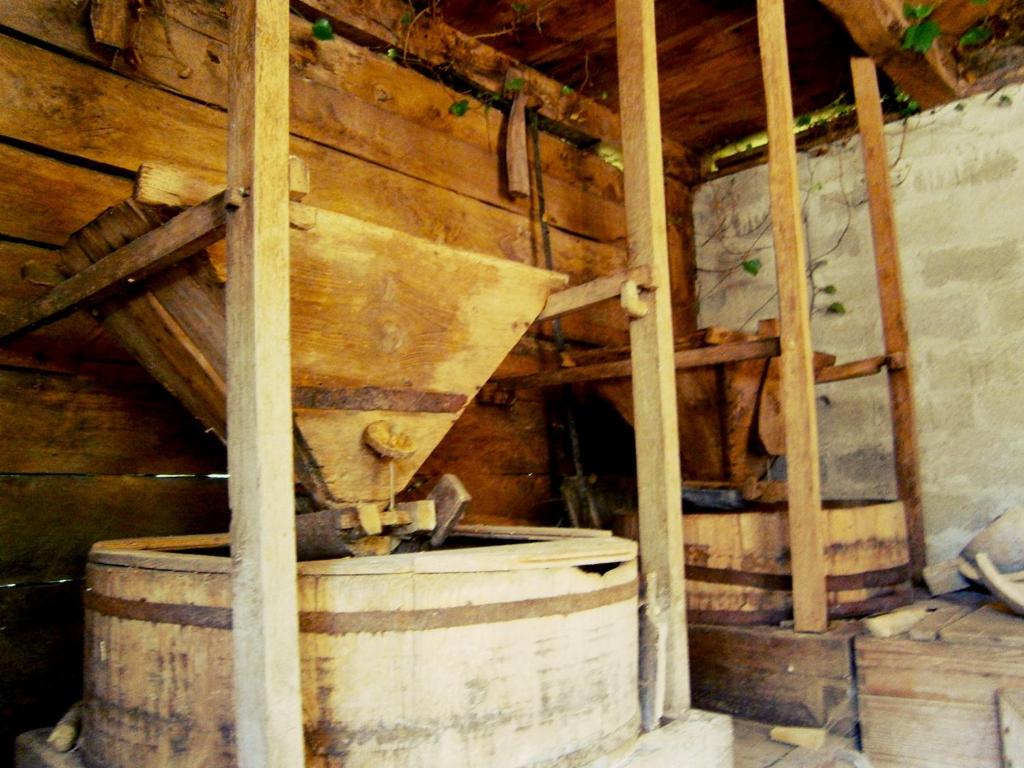 Cette chambre dispose d'un tonneau et d'un plafond en bois. dans l'établissement Room Bea Rastoke, à Slunj