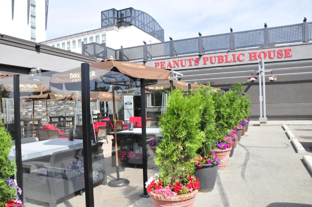un restaurante con macetas frente a un edificio en Carriage House Hotel and Conference Centre, en Calgary