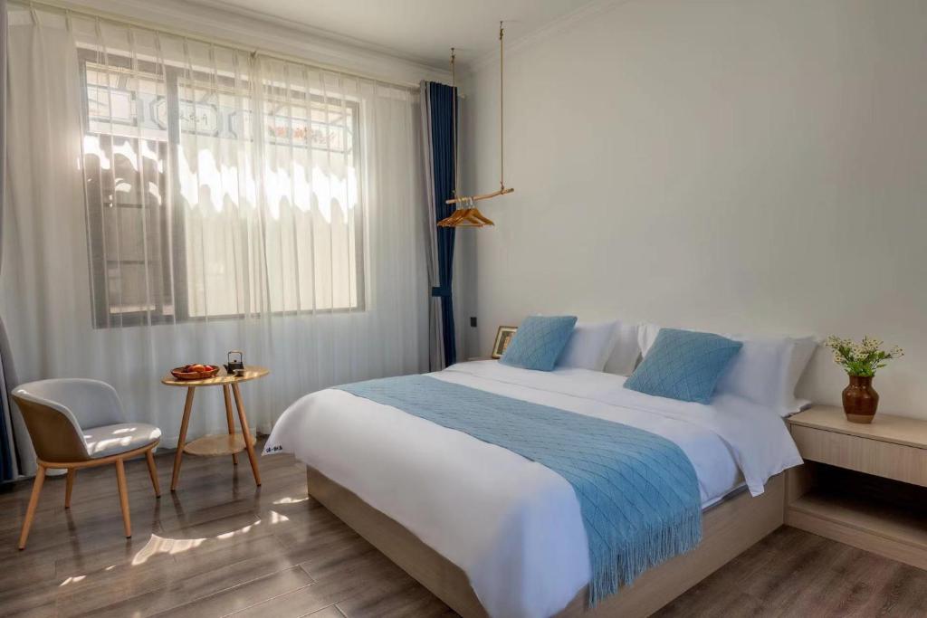 una camera da letto con un letto grande e una finestra di Dali Linghaoyun Homestay a Dali