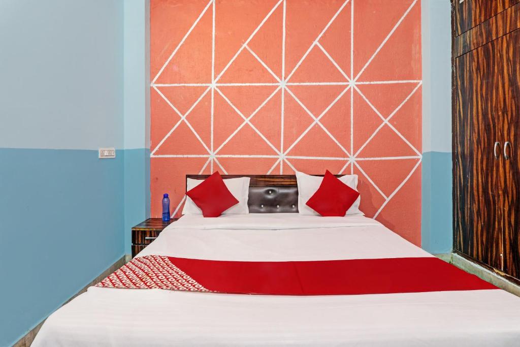 Un pat sau paturi într-o cameră la Hotel O White Swan