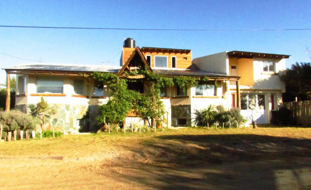 una casa con vides creciendo a su lado en Aromas del Alba en San Clemente del Tuyú