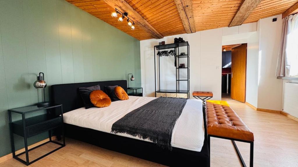 Ένα ή περισσότερα κρεβάτια σε δωμάτιο στο AlpinRetro-Apartment I Stylisch & zentral I See & Berge I Luzern I Zürich I Stoos I Rigi