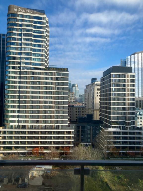 Nespecifikovaný výhled na destinaci Varšava nebo výhled na město při pohledu z apartmánu