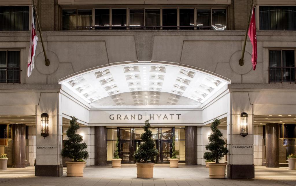 een vooraanzicht van een Grand Hyatt-gebouw bij Grand Hyatt Washington in Washington