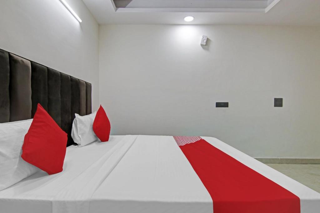ニューデリーにあるHotel O THE CRIMSON PALACEのベッド(赤と白の枕付)