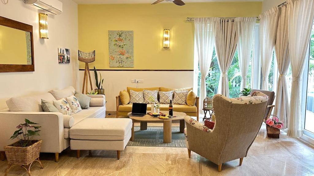 Istumisnurk majutusasutuses Private Pool Villa with an Open2sky Movie Area-South Goa