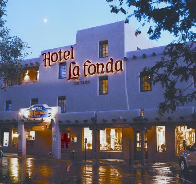 un hotel la torralica se ilumina por la noche en Hotel La Fonda de Taos en Taos