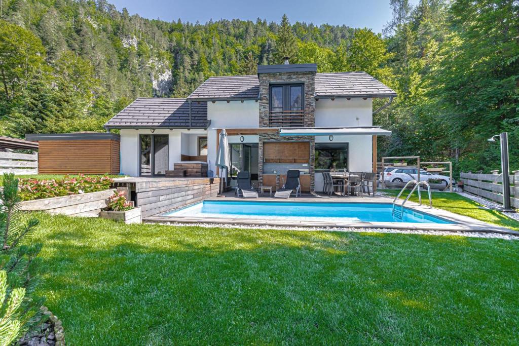 Bazén v ubytování Pool Villa Katja Kranjska Gora - Happy Rentals nebo v jeho okolí