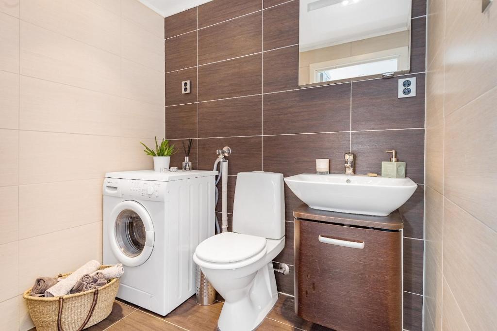 een badkamer met een wasmachine en een wastafel bij Charming in the center of Hamar in Hamar