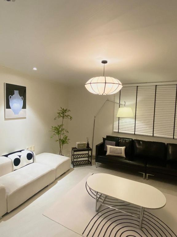 a living room with a couch and a table at 넓고 편리한 숙소 in Pongsan-dong