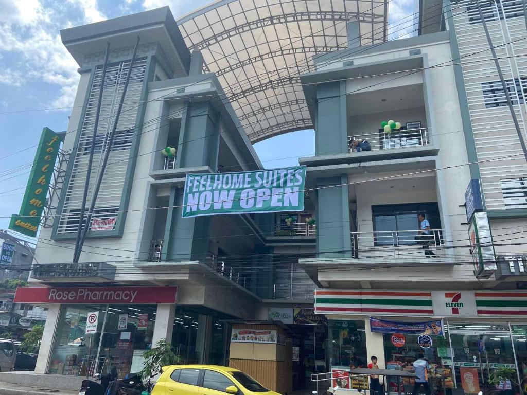 un bâtiment avec une pancarte indiquant « Styles rentables non ouverts » dans l'établissement Feel Home Suites, à Pagadian