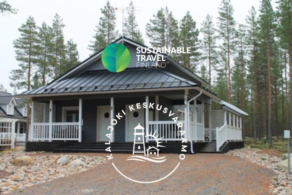 ein Haus mit einem Schild darüber in der Unterkunft Villa Pinja in Kalajoki