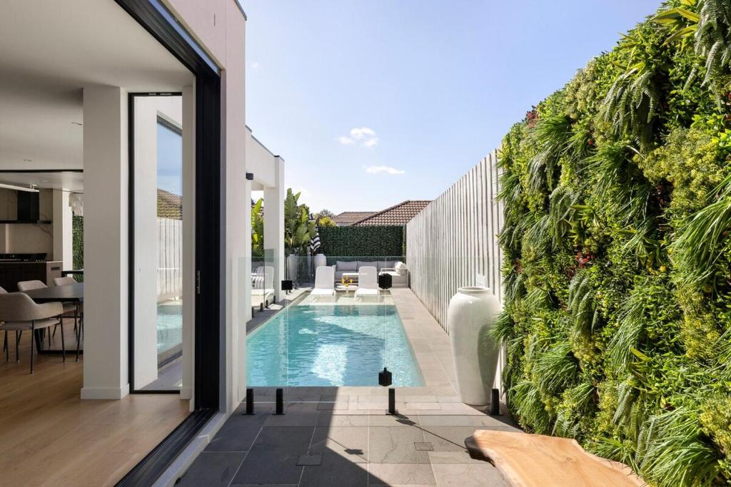 Bazén v ubytování Bayside Grandeur w Heated Pool,Spa,Sauna,5 Ensuites nebo v jeho okolí