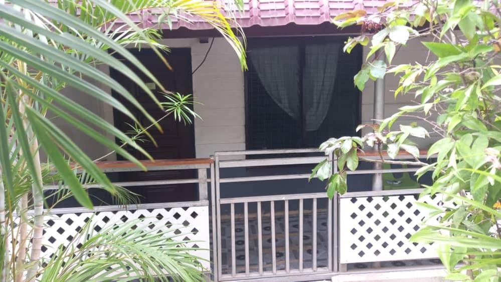 een veranda van een huis met een wit hek bij HeightsVille Transit in Port Moresby