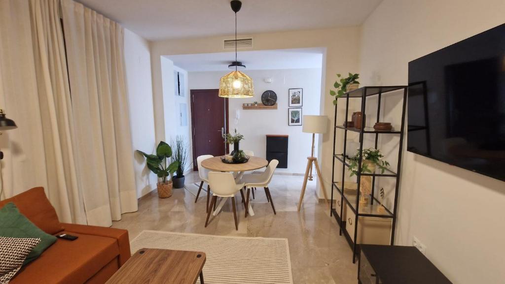 un soggiorno con un tavolo e una sala da pranzo di apartamento Écija Torcal a Écija