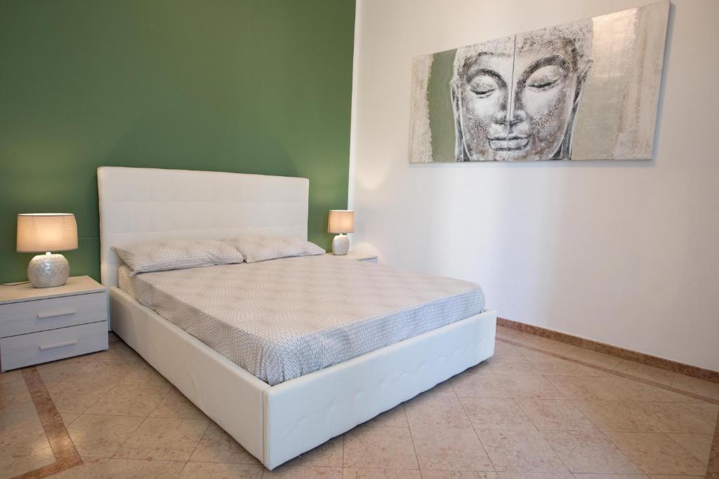 una camera da letto con un letto e un dipinto sul muro di Maison Étoile a Firenze
