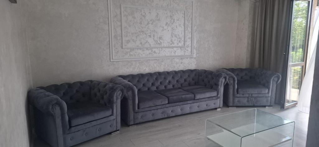 ein Wohnzimmer mit Sofa und Tisch in der Unterkunft Apartament 2 camere in Bukarest