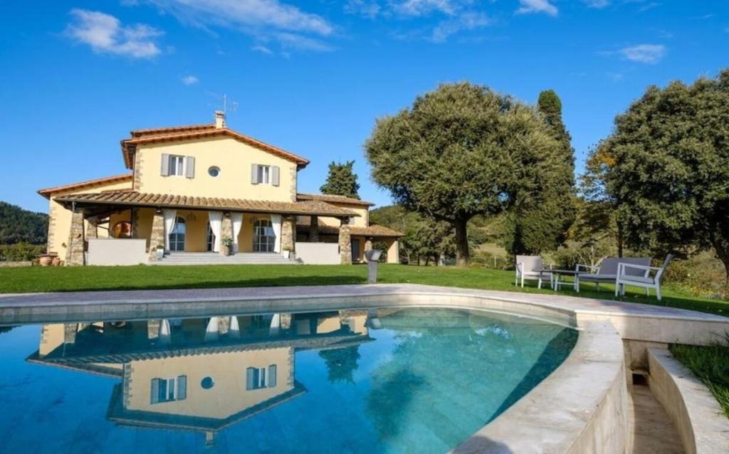 Bazén v ubytování Villa Poggiostelle By Halldis nebo v jeho okolí