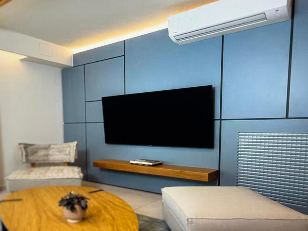 un salon avec une télévision et une table dans l'établissement Sea view, à Elounda