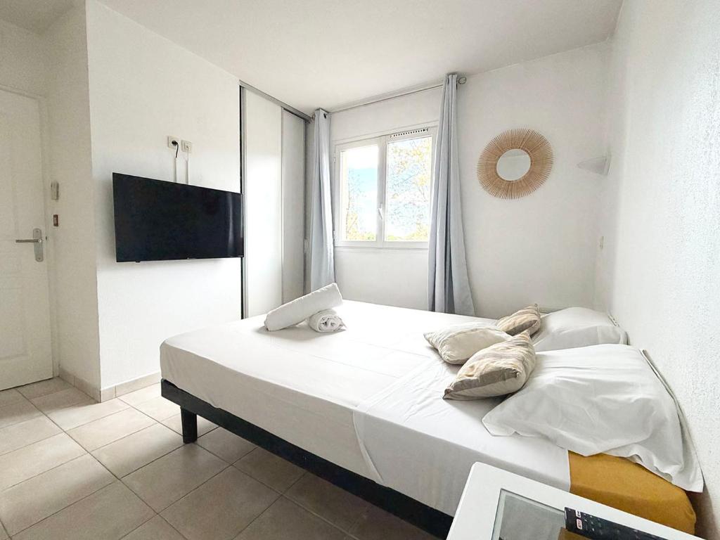 Fotografie z fotogalerie ubytování Appartement 214 supérieur - LES SUITES DE ROBINSON - Résidence avec piscine en bord de Siagne, à Mandelieu-La-Napoule v destinaci Mandelieu-la-Napoule