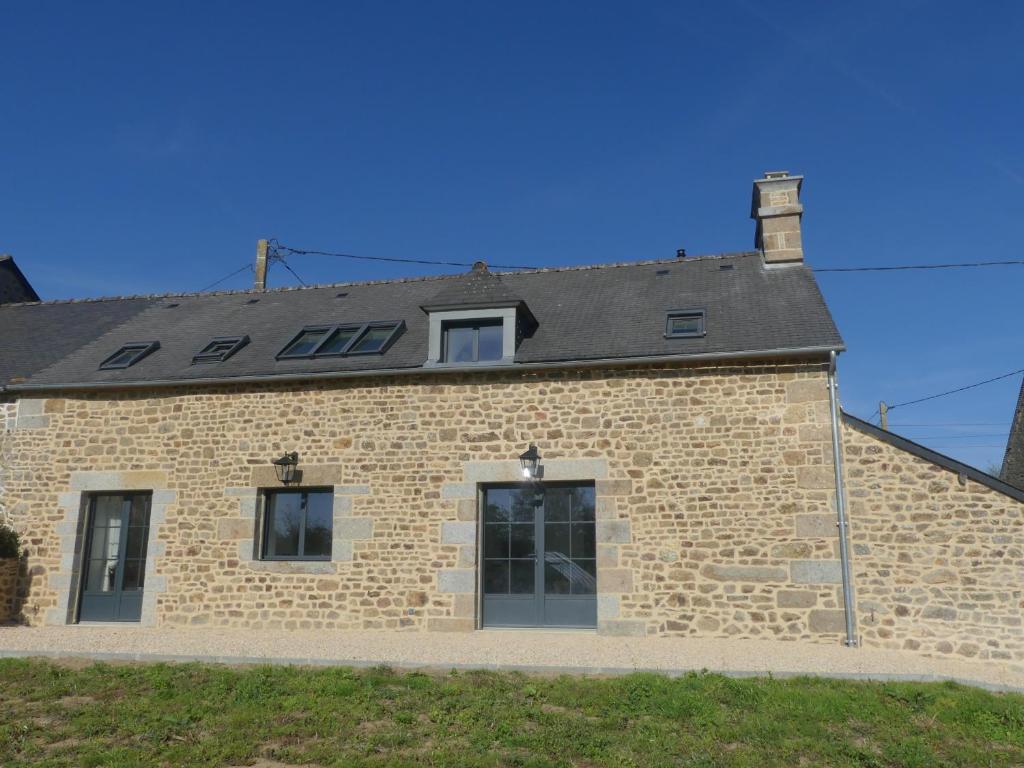 een bakstenen gebouw met een dak erop bij Ker Loal 