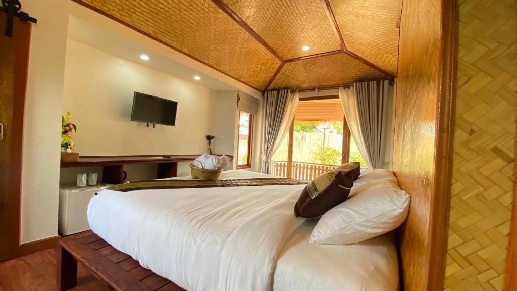 En eller flere senge i et værelse på Baan Pu Boutique Resort บ้านปู่ บูทีค รีสอร์ท