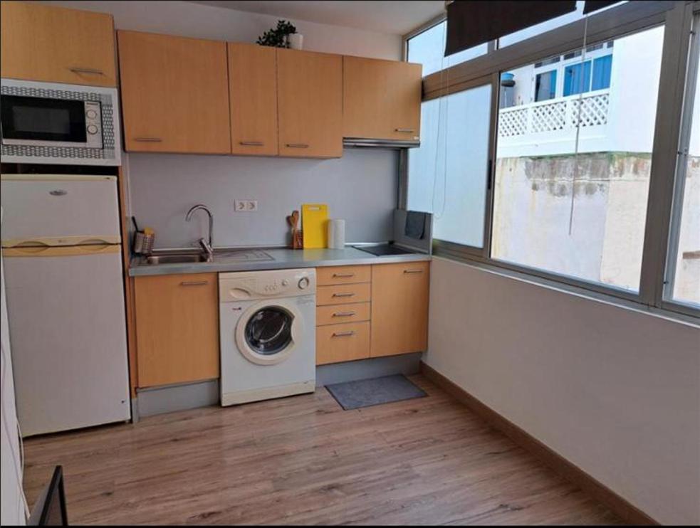 プエルト・デ・ラ・クルスにあるCómodo Rinconcito en Puertoのキッチン(洗濯機、洗濯機付)