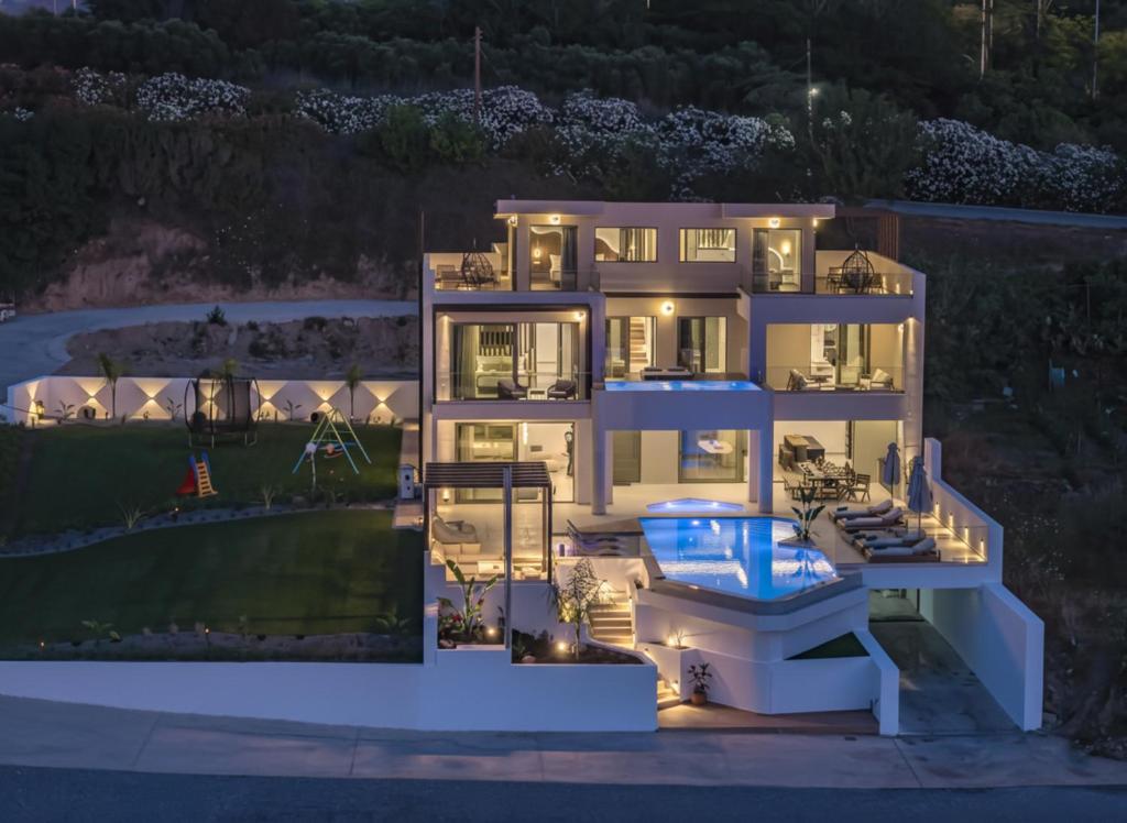 Πισίνα στο ή κοντά στο Luxurious Villa Selestine - With Private Pool