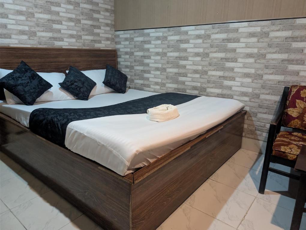 Ένα ή περισσότερα κρεβάτια σε δωμάτιο στο But Tourist Inn Hotel Murree