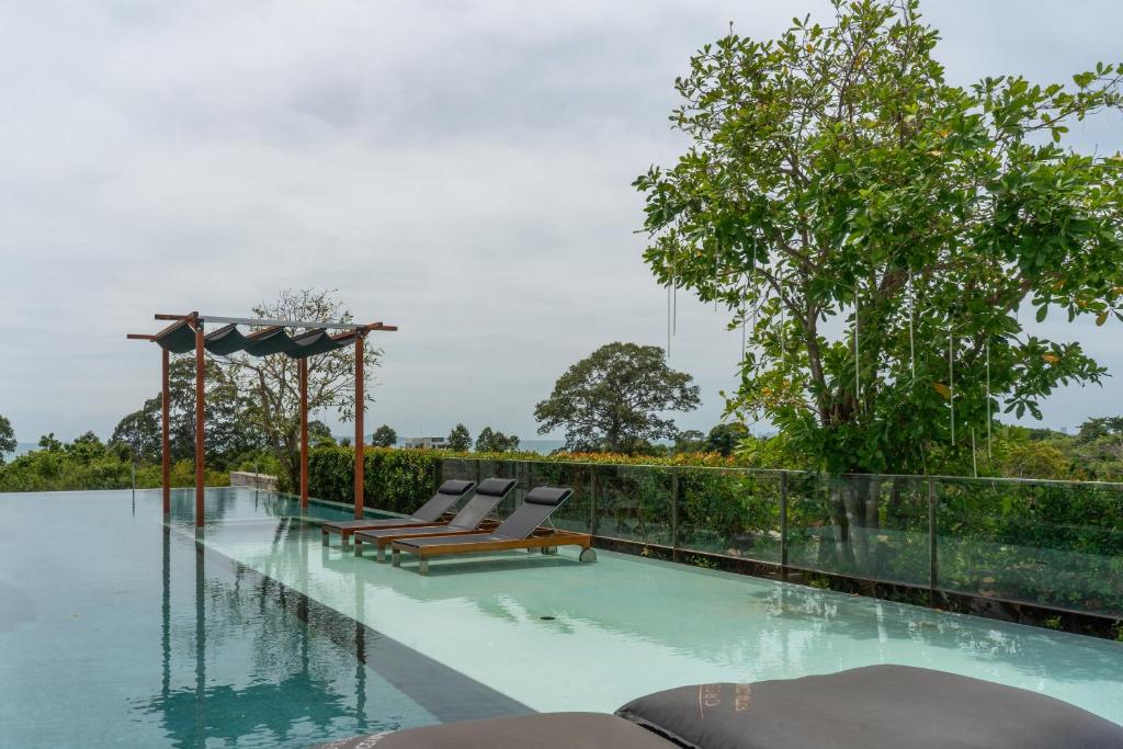 バンサレーにあるOceanphere Residence by Prop Hopperの屋上のスイミングプール(ラウンジチェア付)