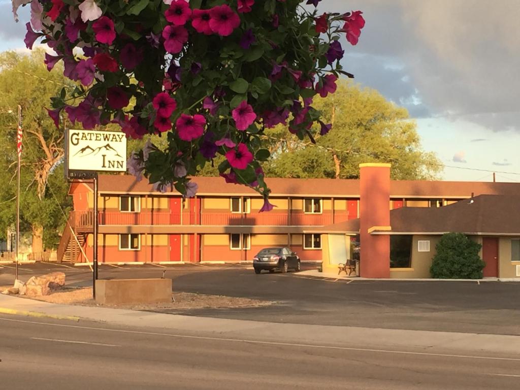 a building with a sign in front of it at Gateway Inn in Lyman