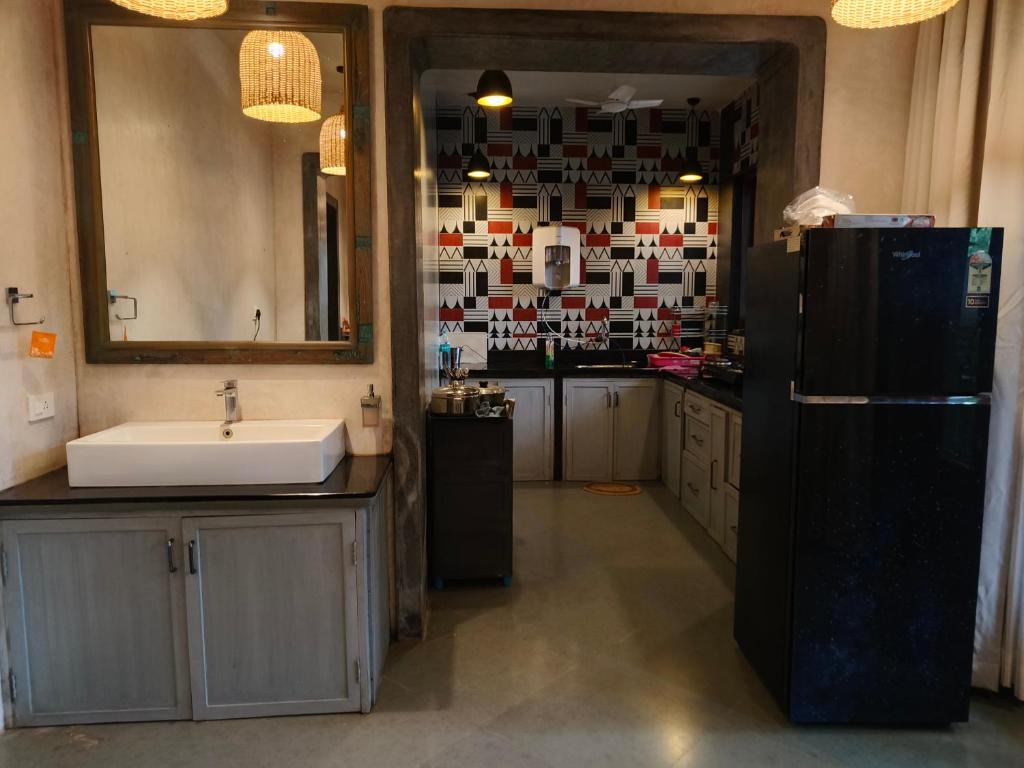 Una cocina o cocineta en Antique Villa for Big company, 10 min walk Morjim Beach