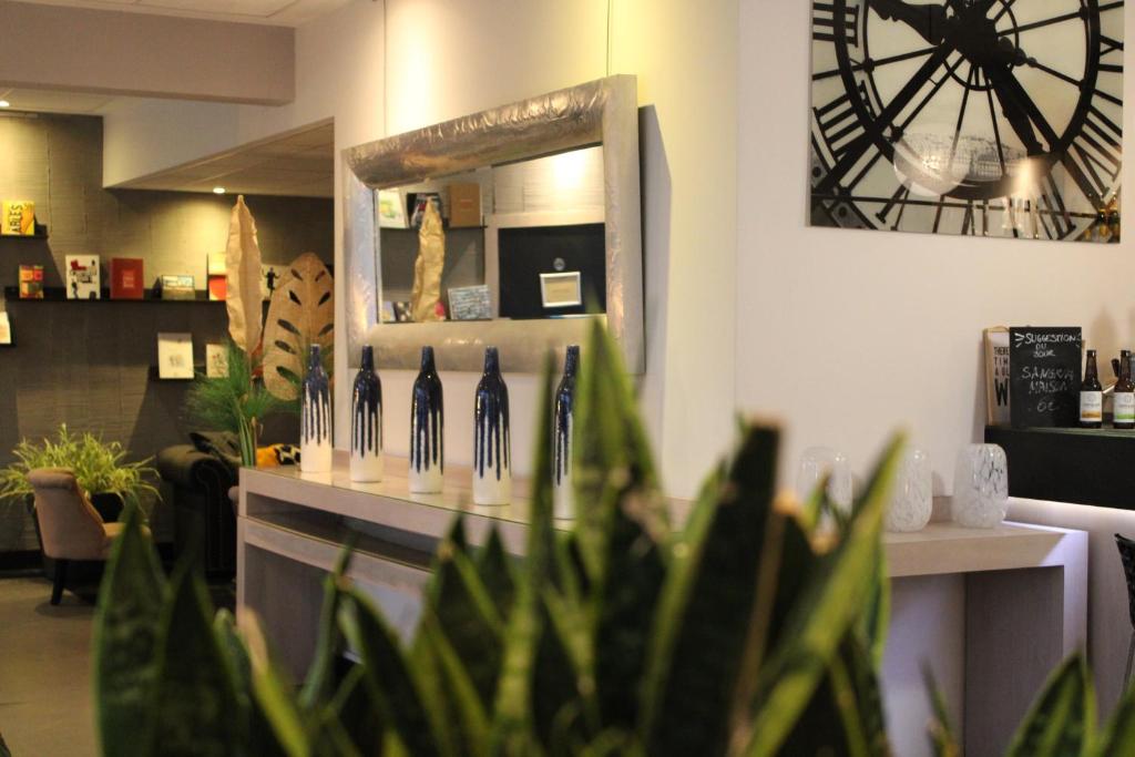 Příslušenství pro přípravu čaje a kávy v ubytování The Originals Boutique, Hôtel Neptune, Montpellier Sud