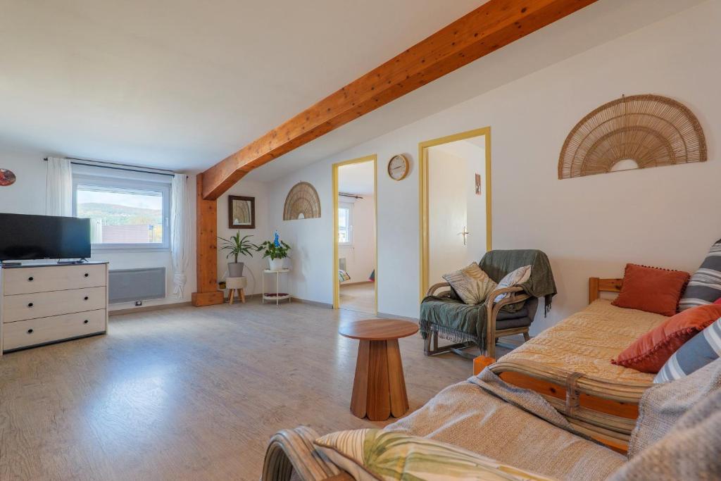 TV a/nebo společenská místnost v ubytování Appartement de charme en Ardèche