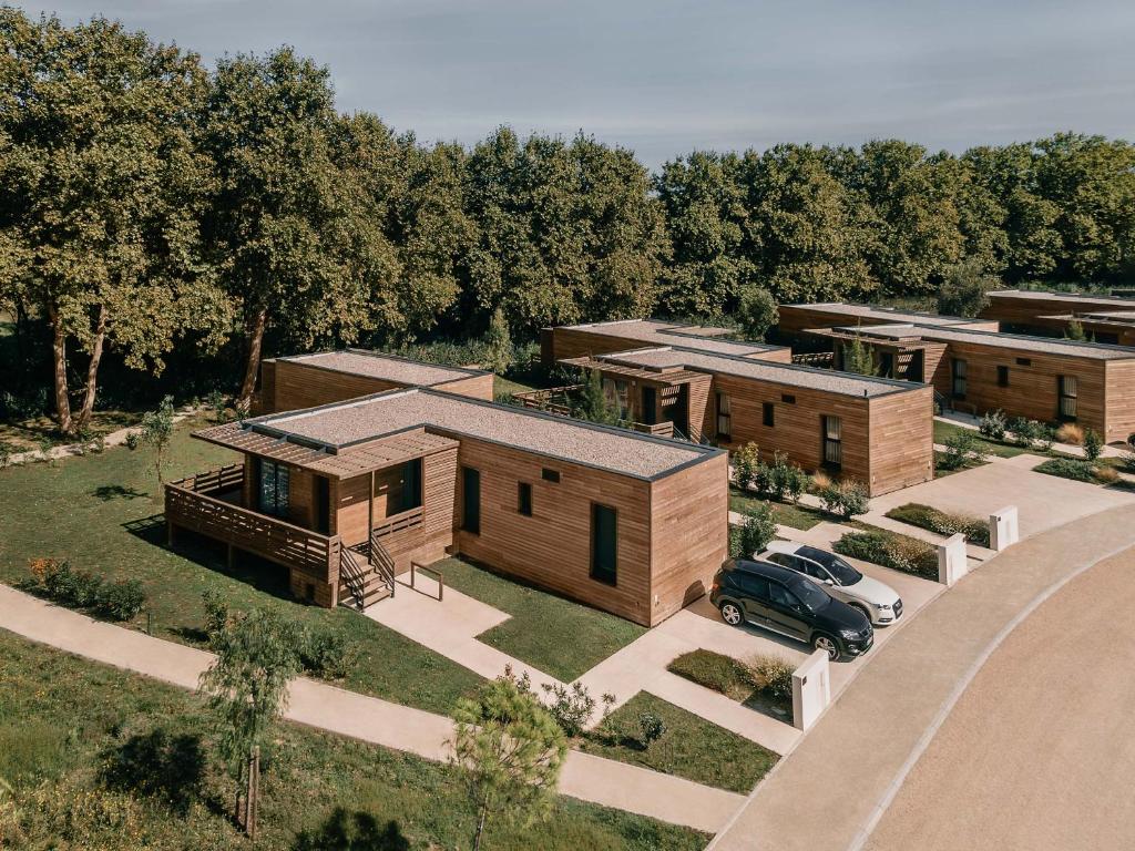 une vue de tête d'une maison avec une voiture garée devant dans l'établissement Résidence Pierre & Vacances Premium Domaine du Golfe du Lion, à Saint-Cyprien