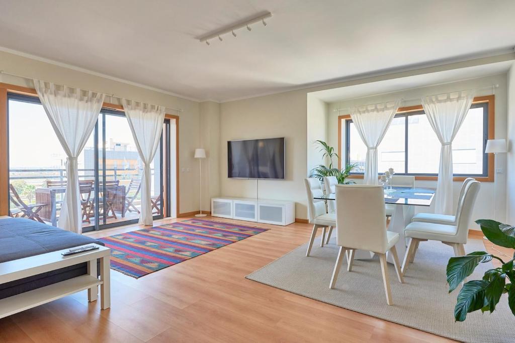 Μια τηλεόραση ή/και κέντρο ψυχαγωγίας στο Algarve Ocean Tri-View Luxury Apartment Pool