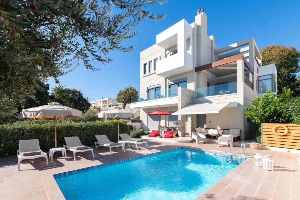 una imagen de una villa con piscina en Terpsis Pool Villa, en Rodas