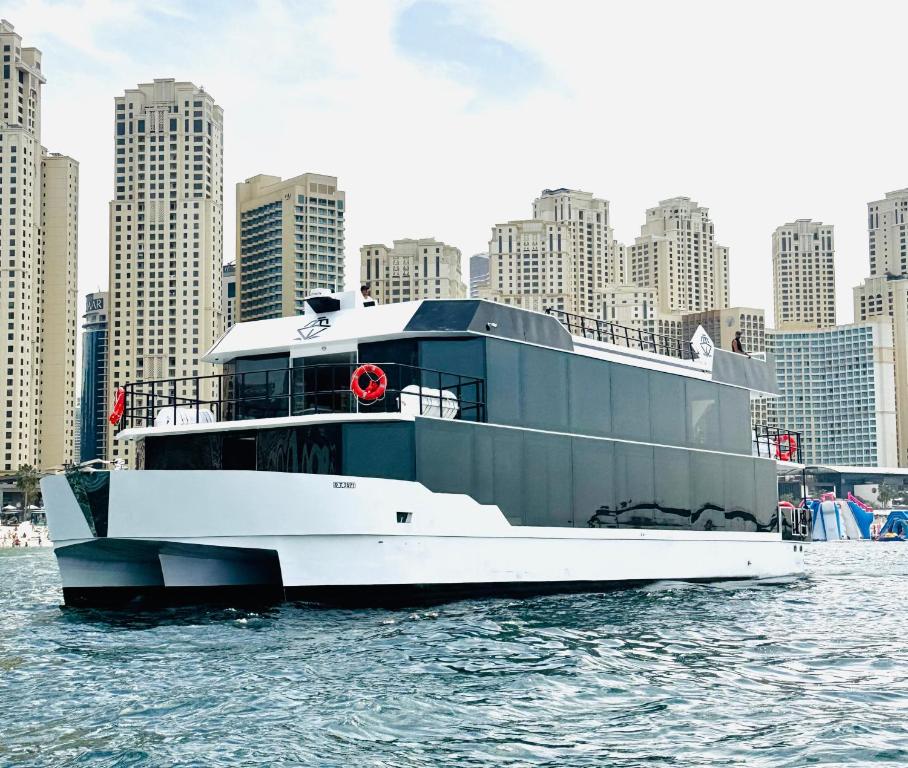 Φωτογραφία από το άλμπουμ του Boat Camping στο Ντουμπάι