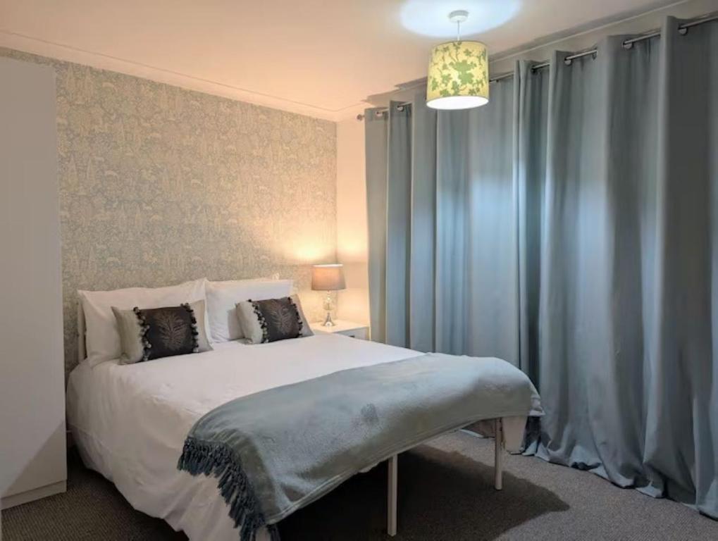 Voodi või voodid majutusasutuse Spacious 6BR Retreat, Ideal for Families & Work, Free Parking toas