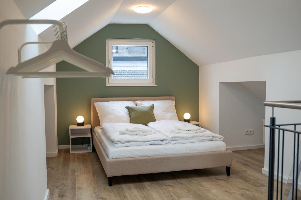 Heimwärts - Altstadt-Weingut mit Dachterrasse في باد نوينار آرفايلر: غرفة نوم بها سرير ونافذة