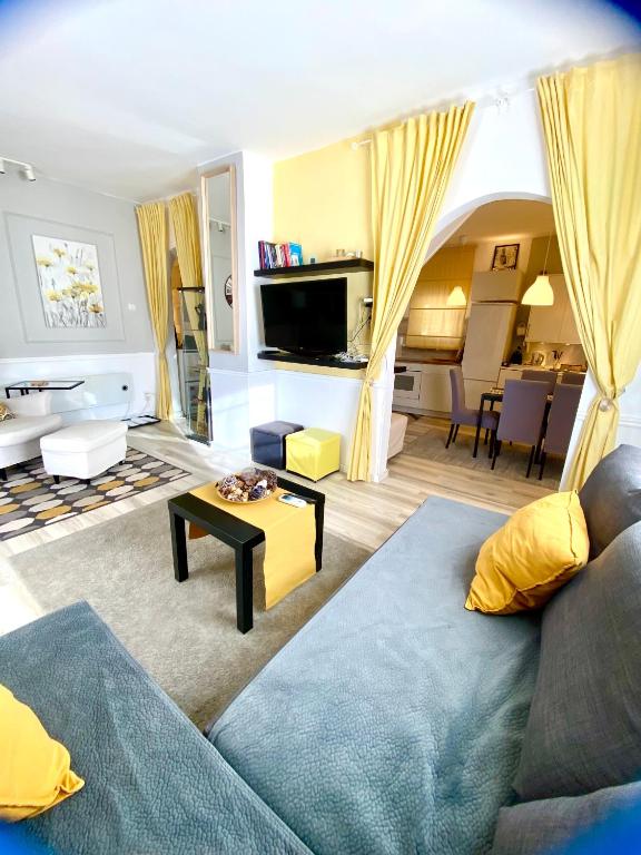 een woonkamer met een bank en een tafel bij Avala Sunset Apartments in Belgrado