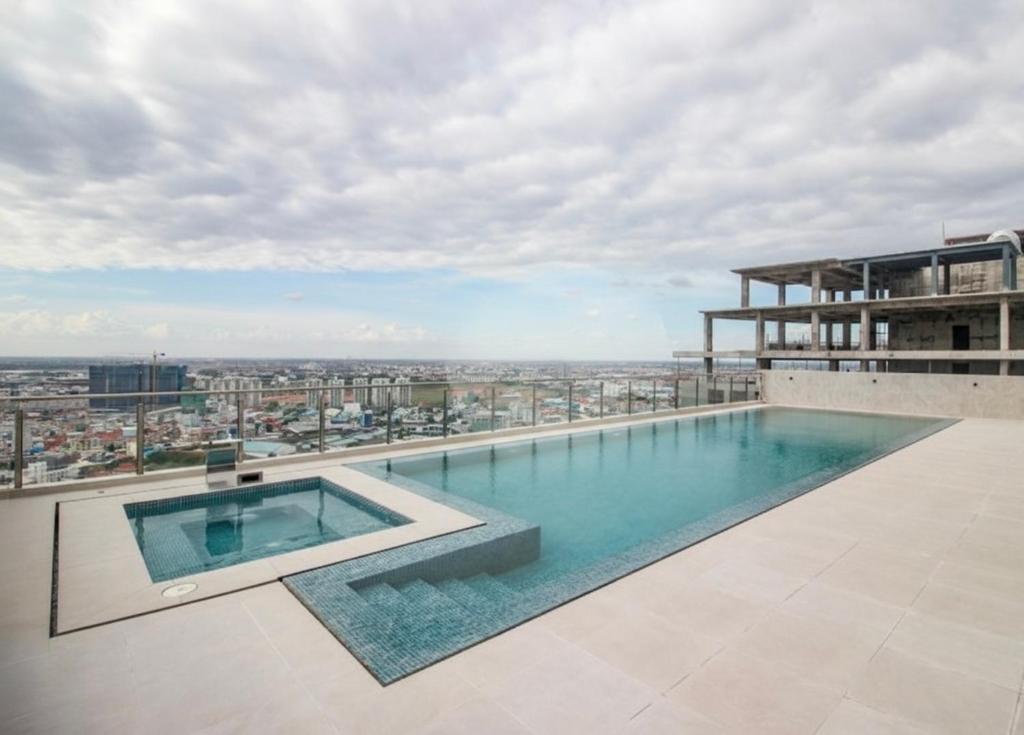 una piscina sul tetto di un edificio di Center Point Phnom Penh - Time Square 2 a Phnom Penh