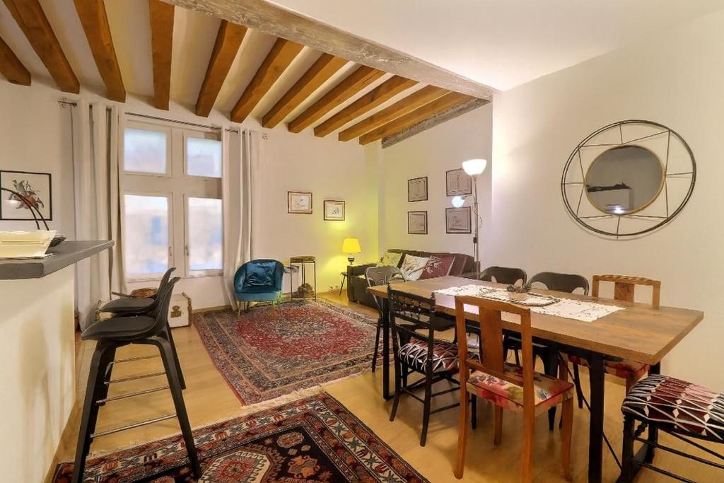 Posezení v ubytování Appart de la monnaie - déconnexion au coeur de la ville