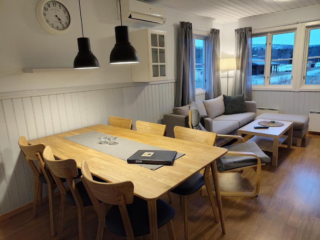 een eetkamer met een tafel en een bank bij Tärnaby Sportstugor in Tärnaby