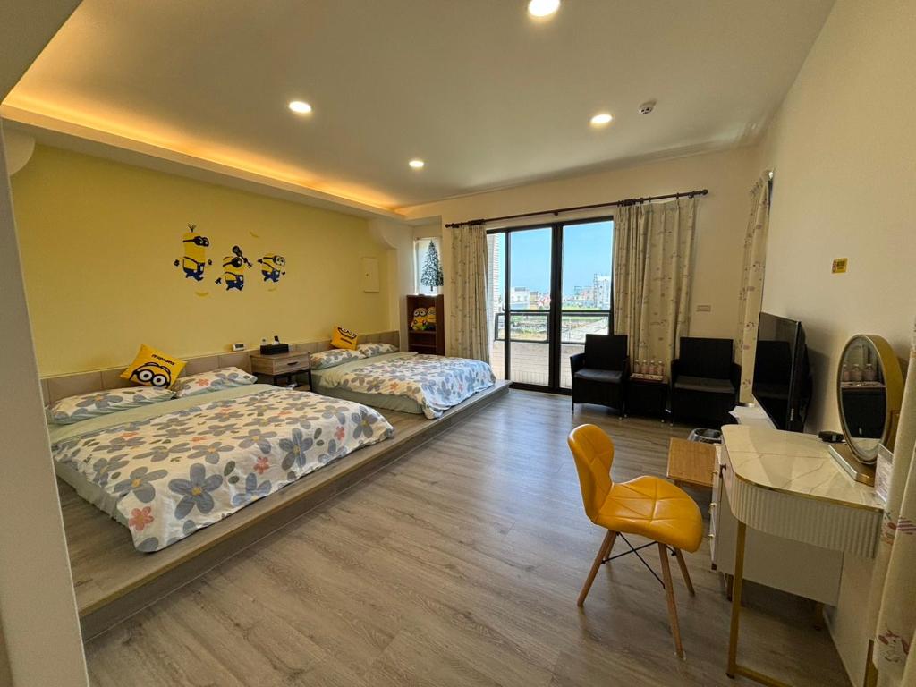 a bedroom with two beds and a desk and a desk at Fu Lai Residence in Magong
