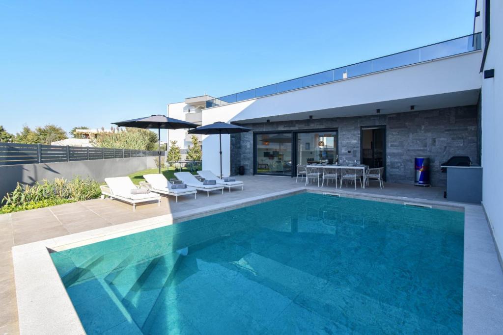 Bazén v ubytování Villa EnDi in Medulin, Istria by Istrabook nebo v jeho okolí