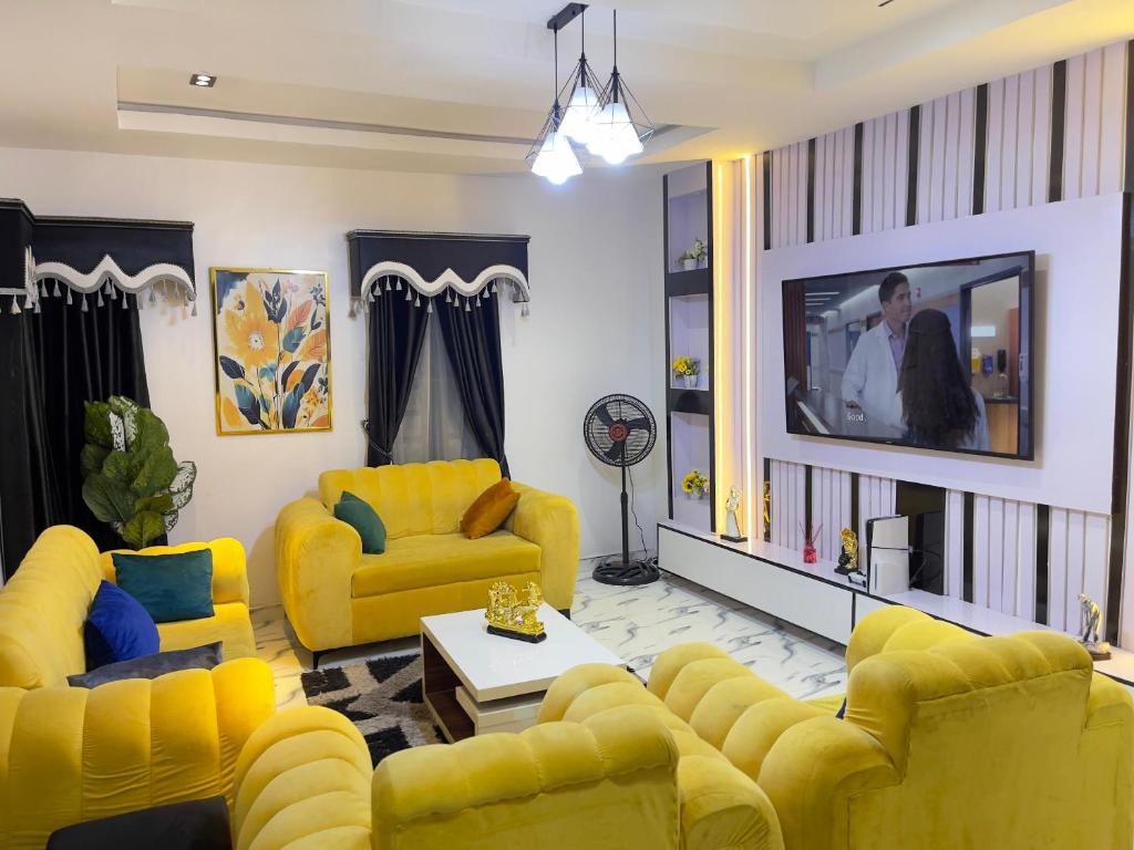 Μια τηλεόραση ή/και κέντρο ψυχαγωγίας στο 7th generation apartments