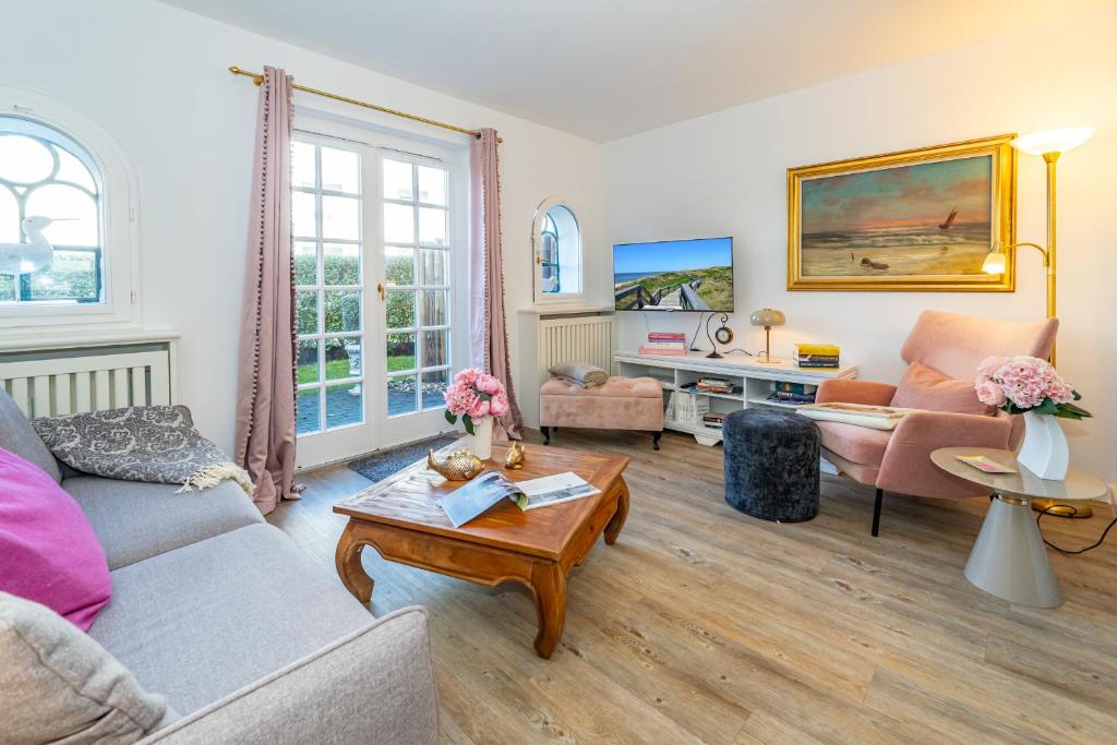 a living room with a couch and a table at Altstadttor 17 in Westerland