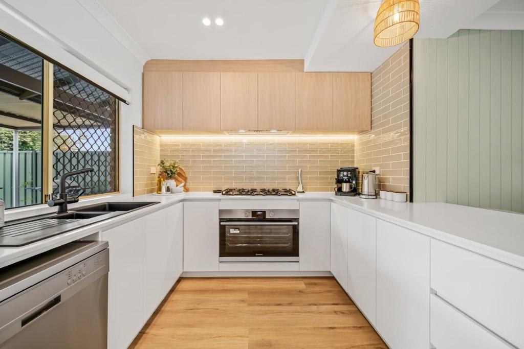 Kuchyň nebo kuchyňský kout v ubytování Short Stay Sanctuary - Close to airport