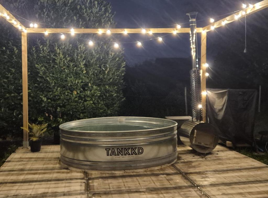 ボンセルにあるChez Simone Liège, bain nordiqueの- ホットタブ(ライト付きのウッドデッキ上)